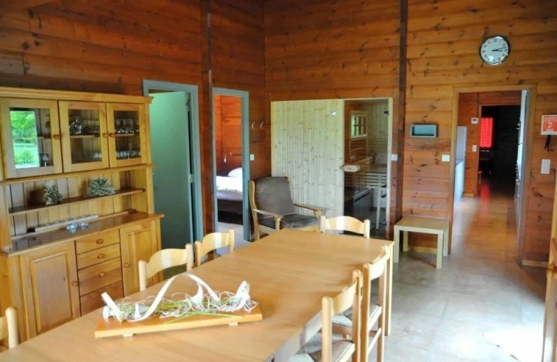 Eethoek woongedeelte openhaard unite ardennen boekjebungalow