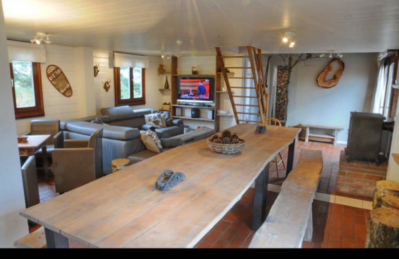 Vakantiehuis le nid dhouyet eettafel belgische ardennen boekjebungalow